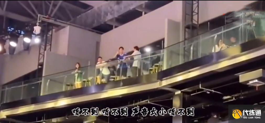 王者荣耀世冠比赛现场，e星老板喷QG假赛队？何猷君：没骂过人